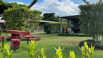 Cabaña familiar, patio, vista al jardín | Área de sala de estar