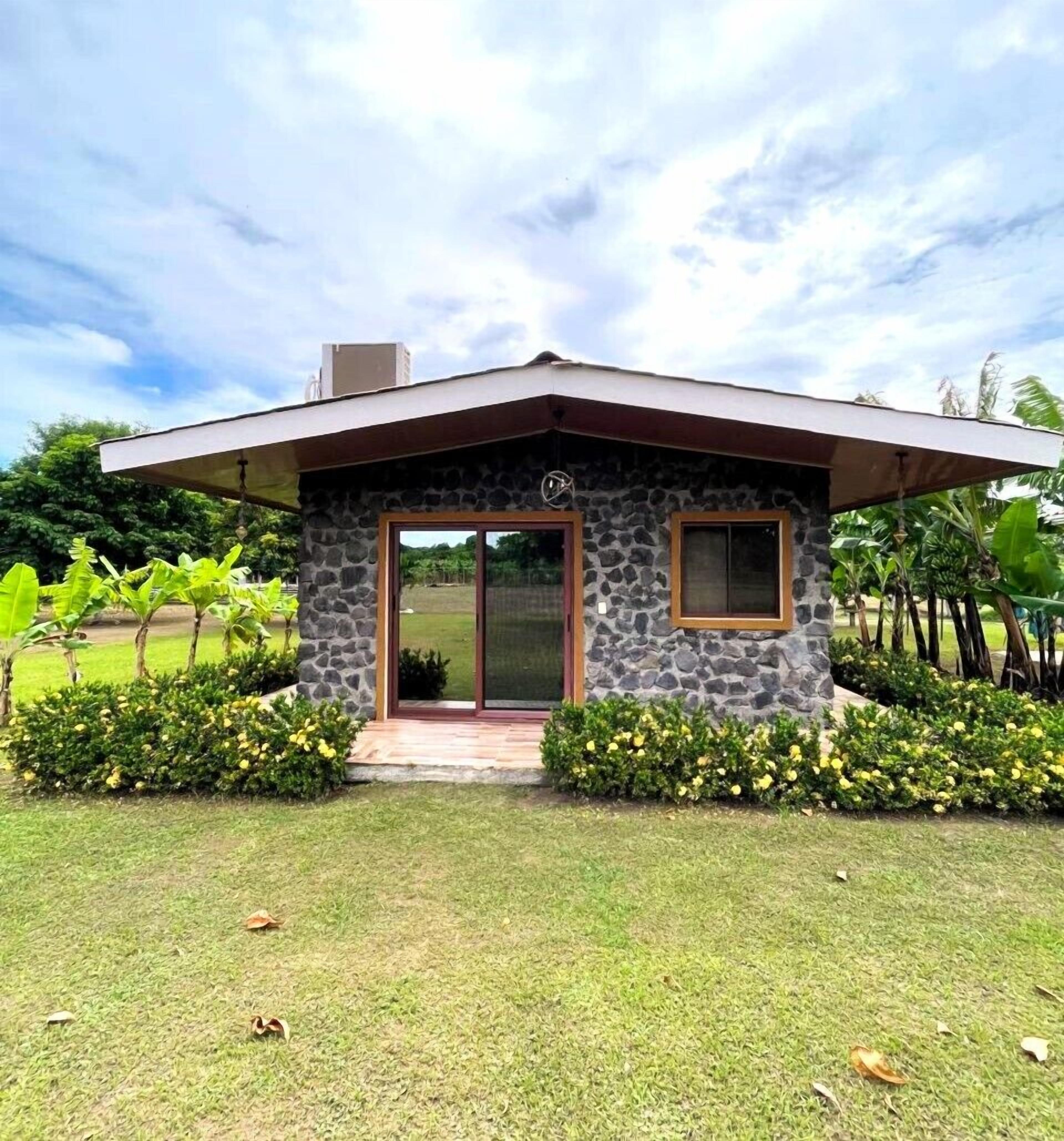 Cabaña familiar, patio, vista a la montaña | Ropa de cama de alta calidad, minibar, cortinas blackout y wifi gratis 