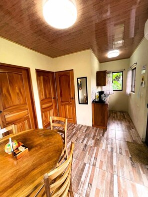 Familien-Ferienhütte, Terrasse, Bergblick | Minibar, kostenloses WLAN