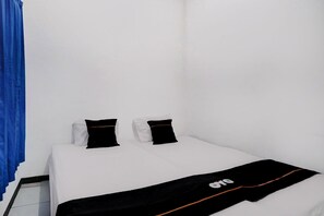 Deluxe Double Room | Soundproofing, free WiFi, bed sheets - Hotel O Movil Homestay Syariah (Surabaya)