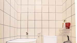 Ein Badezimmer mit Waschbecken, Toilette und Duschbereich.