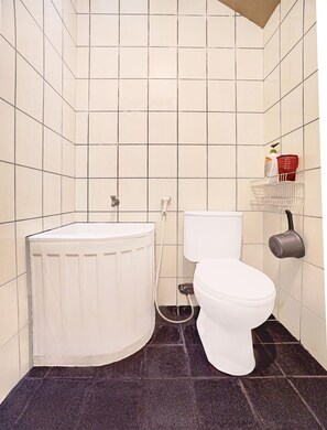 Deluxe Double Room | Bathroom | Shower, bidet, towels