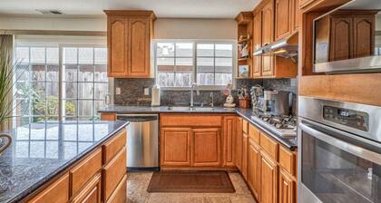 The Retreat - A 6 Bedroom Villa Near Beach & Town