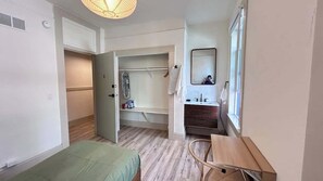 1 bedroom, desk, iron/ironing board, WiFi