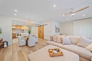 Smart TV, chimenea, libros