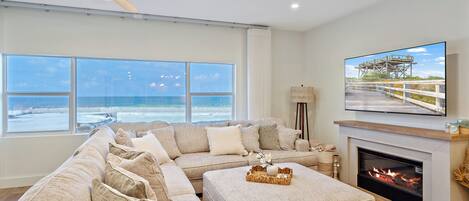 スマートテレビ、暖炉、書庫