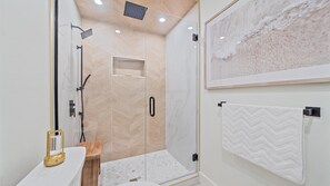 Douche, sèche-cheveux, serviettes fournies