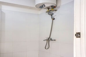 Habitación doble Deluxe | Baño | Regadera y toallas 