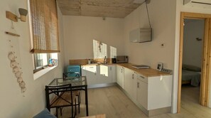 Microondas, horno, placa de cocina
