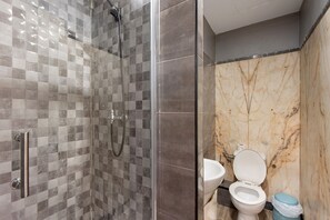 Een douche, een haardroger, handdoeken