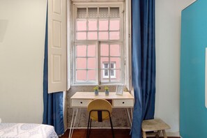 Interior - Room 'Quadruplo' with Shared Garden and Wi-Fi (Porto)