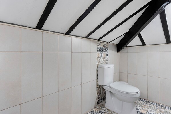 Een douche, een haardroger, handdoeken