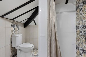 Chuveiro, secador de cabelo, toalhas de banho 