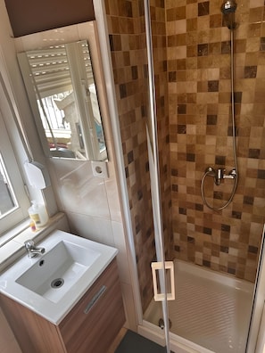 Dusche, Haartrockner, HandtĂŒcher