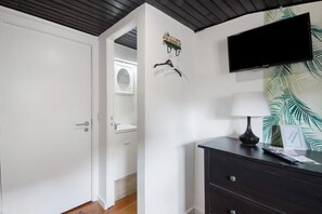 Interior - Room 'K' with Shared Garden and Wi-Fi (Porto)