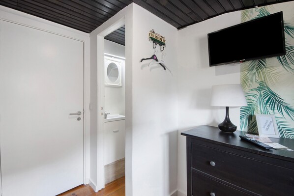 Interior - Room 'K' with Shared Garden and Wi-Fi (Porto)