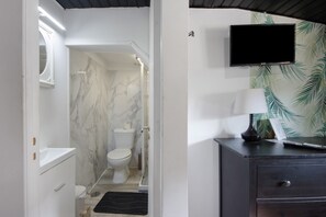 Chuveiro, secador de cabelo, toalhas de banho 
