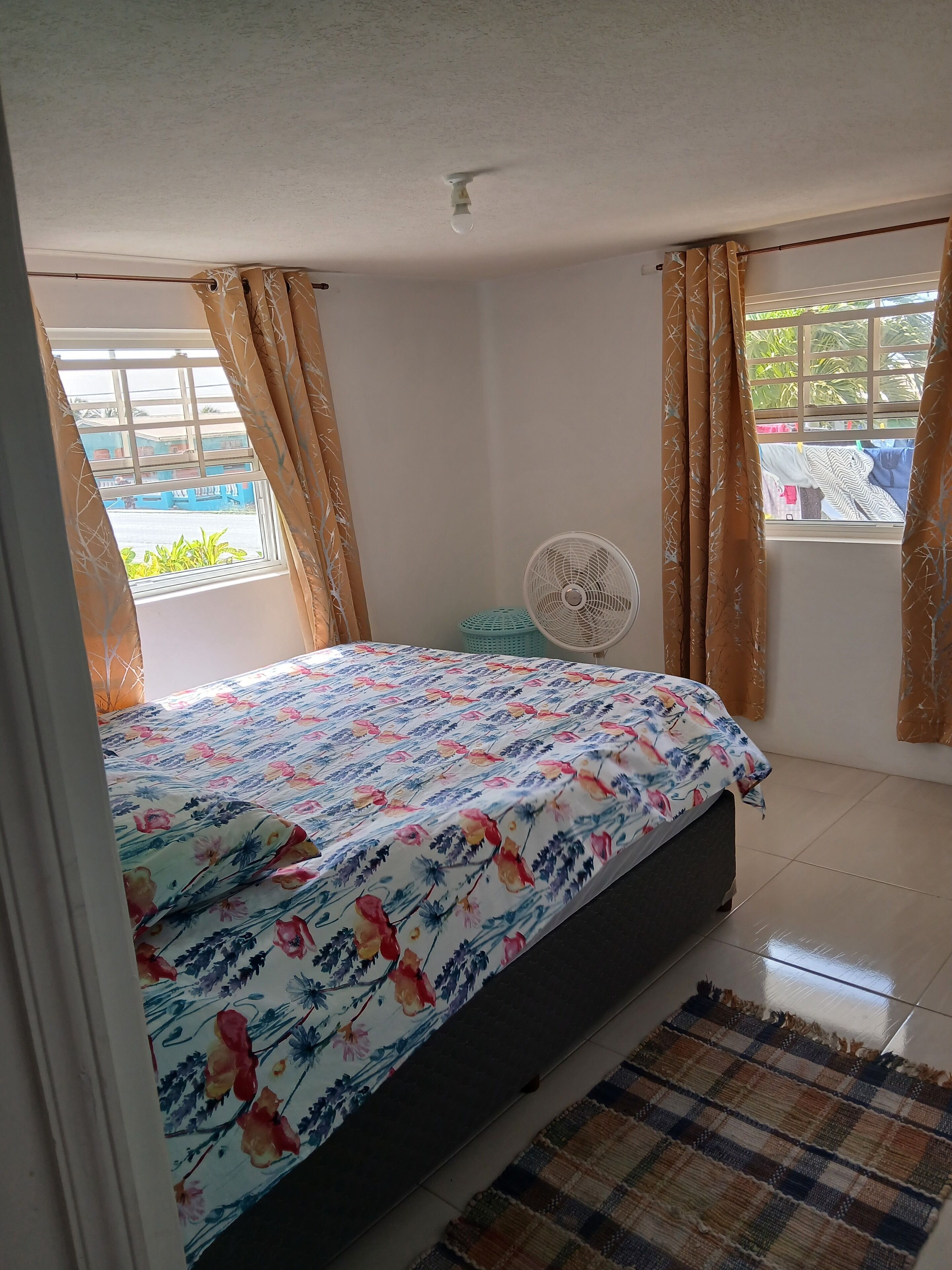 1 habitación, tabla de planchar con plancha, wifi gratis y ropa de cama 