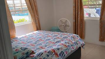 1 slaapkamer, een strijkplank/strijkijzer, gratis wifi, beddengoed