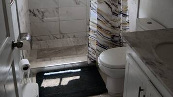 Een douche, een haardroger, handdoeken, zeep