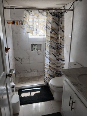 Shower, hair dryer, towels, soap - Cosy Corner under the Hill (Bridgetown)