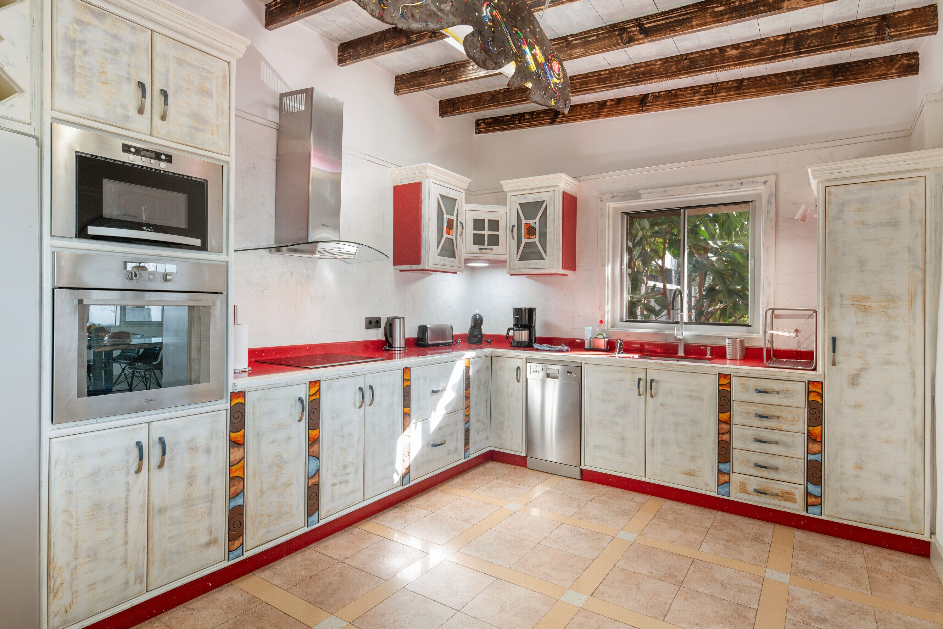 Køleskab, mikrobølgeovn, ovn, kogeplade