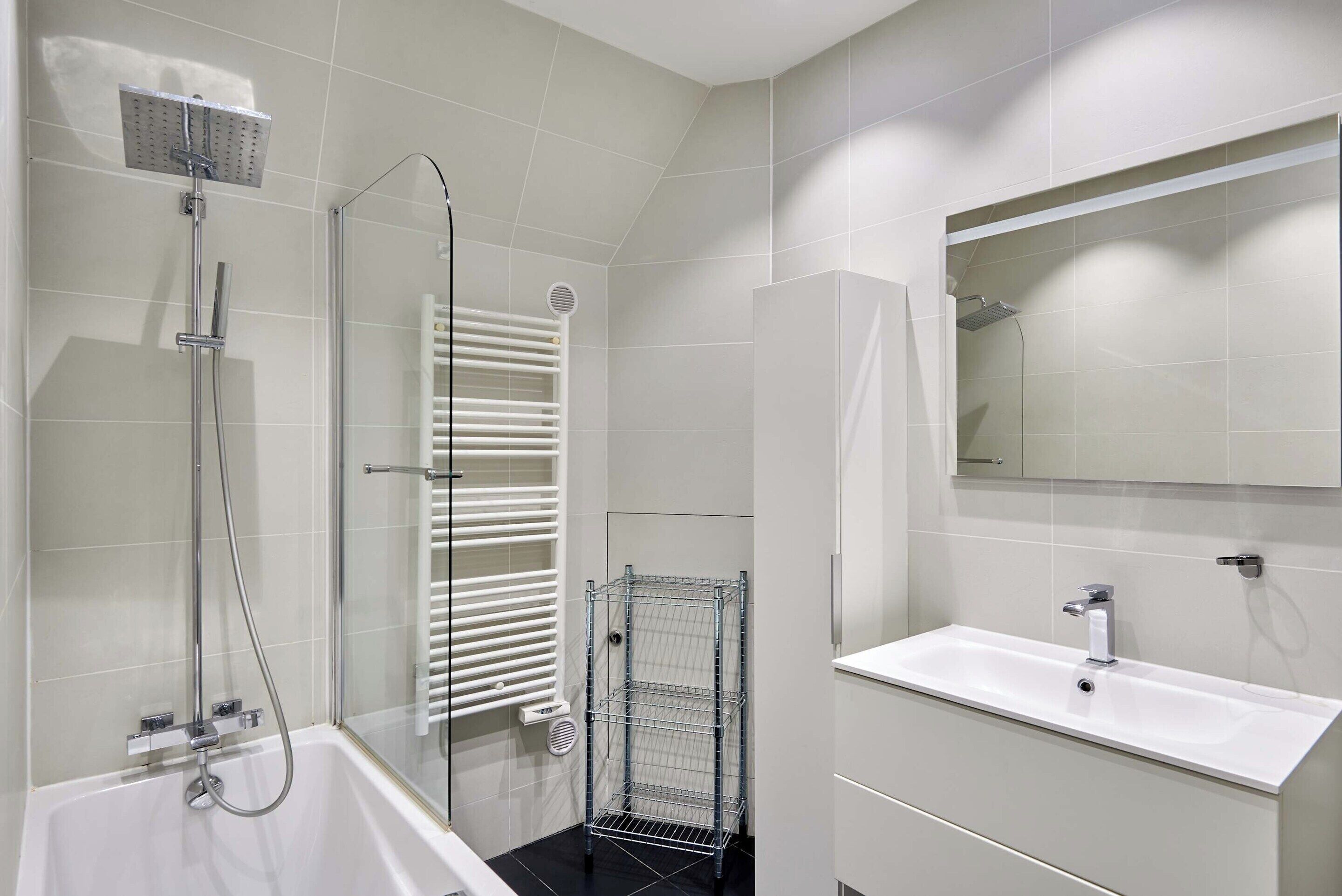 Appartement | Salle de bain | Baignoire, sèche-cheveux, serviettes fournies, savon