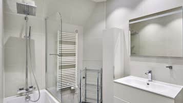 Apartment | Bathroom | Bathtub, hair dryer, towels, soap