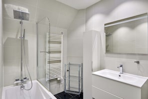 Apartment | Bathroom | Hair dryer, towels, soap, shampoo