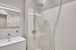 Departamento | Baño | Tina, secadora de cabello, toallas, jabón