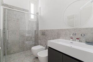 Douche, bidet, serviettes fournies