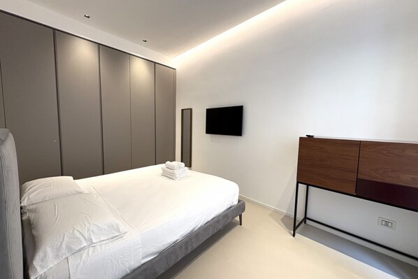 2 bedrooms, iron/ironing board, WiFi