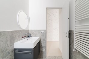 Regadera, bidet, toallas 