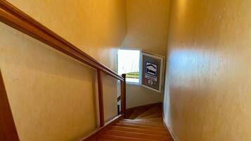 Een bureau, een laptopwerkplek, verduisterende gordijnen