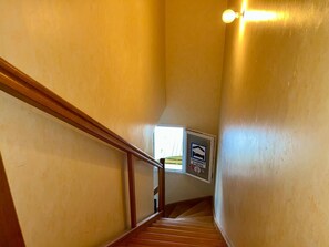 Schreibtisch, laptopgeeigneter Arbeitsplatz, Verdunkelungsvorhänge