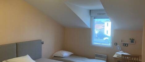 Kolmen hengen perhehuone, kaupunkinäköala | Pimennysverhot, silitysrauta/-lauta, ilmainen Wi-Fi