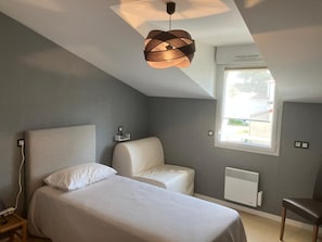 Kahden hengen economy-huone, näköala puutarhaan | Pimennysverhot, silitysrauta/-lauta, ilmainen Wi-Fi