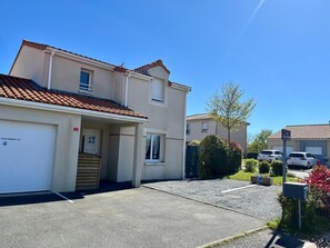 Vista frontal de la propiedad