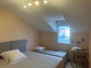 Kolmen hengen perhehuone, kaupunkinäköala | Pimennysverhot, silitysrauta/-lauta, ilmainen Wi-Fi