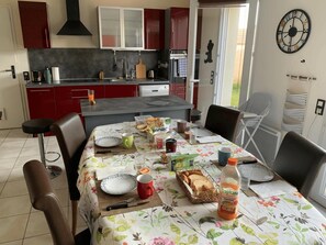 Tägliches inbegriffenes kontinentales Frühstück