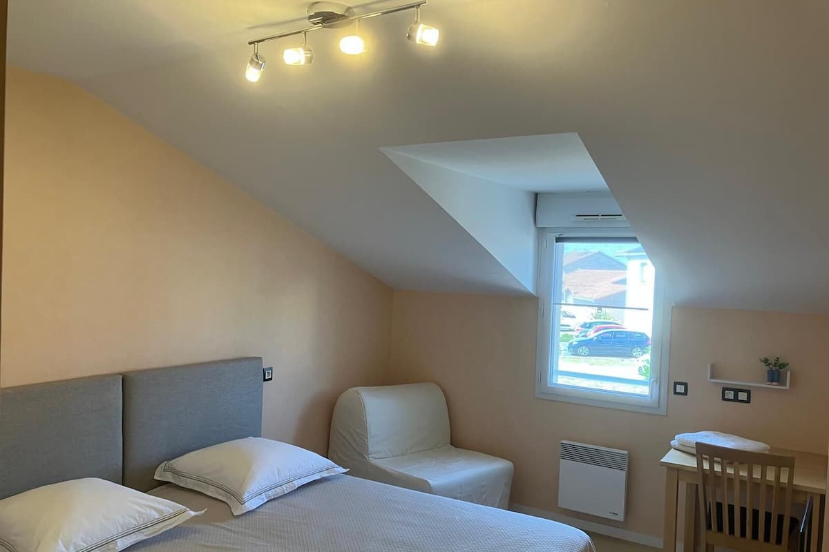 Familien-Dreibettzimmer, Stadtblick | Verdunkelungsvorhänge, Bügeleisen/Bügelbrett, kostenloses WLAN