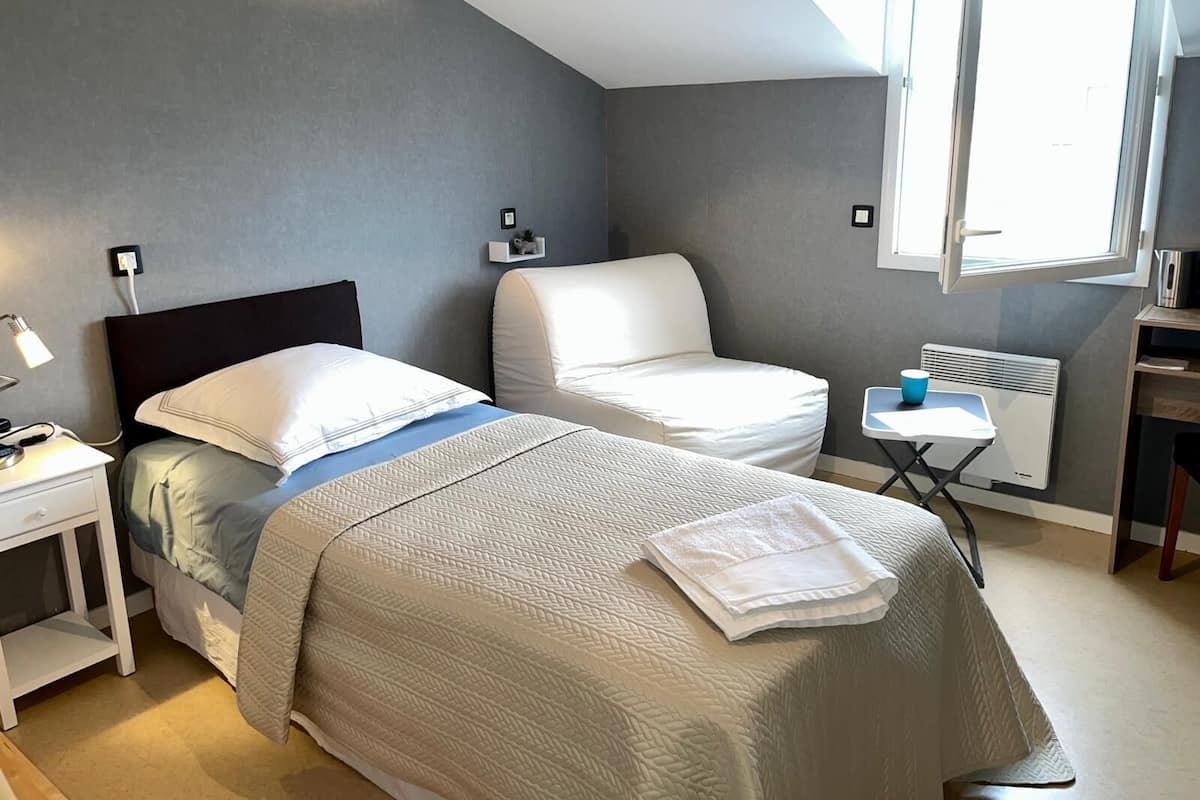 Economy-Doppelzimmer, Gartenblick | Schreibtisch, laptopgeeigneter Arbeitsplatz, Verdunkelungsvorhänge