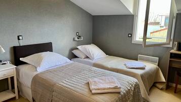 Escritorio, espacio para trabajar con laptop y cortinas blackout