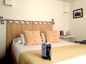 5 bedrooms, iron/ironing board, WiFi, bed sheets