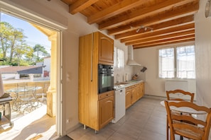 Køleskab, mikrobølgeovn, ovn, kogeplade