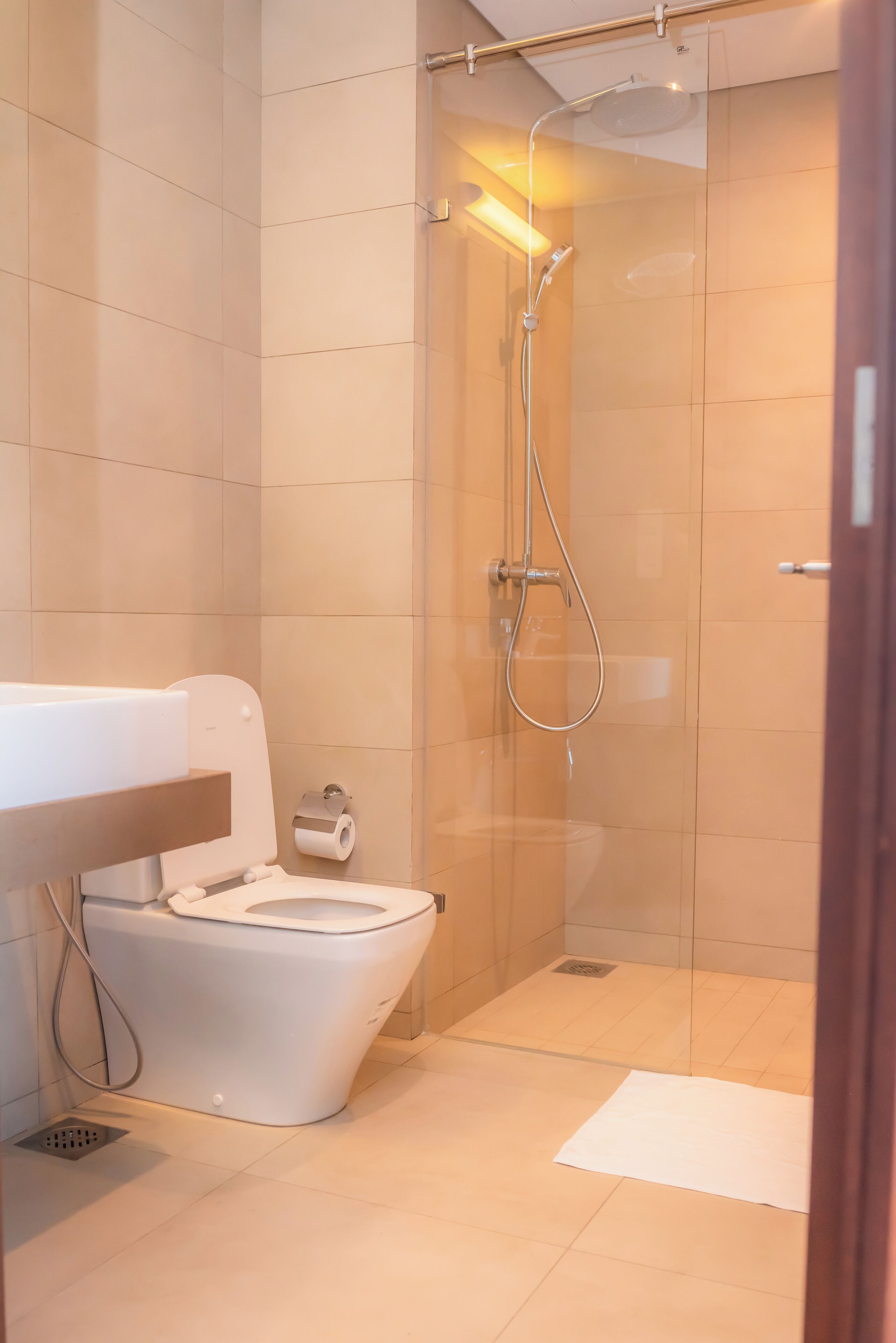 Sèche-cheveux, bidet, serviettes fournies, savon