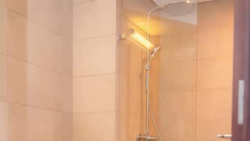 SĂšche-cheveux, bidet, serviettes fournies, savon