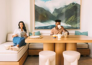 Standard Studio, 1 Queen Bed, River View | Dining room