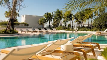 Piscine extérieure, parasols de plage, chaises longues