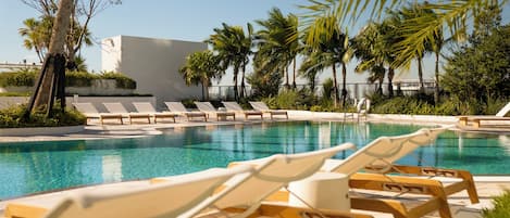 Außenpool, Sonnenschirme, Liegestühle